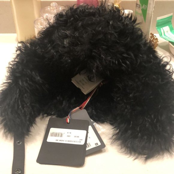 Moncler Black Fur Hat Luxurious and Stylish - Picture 1 of 3